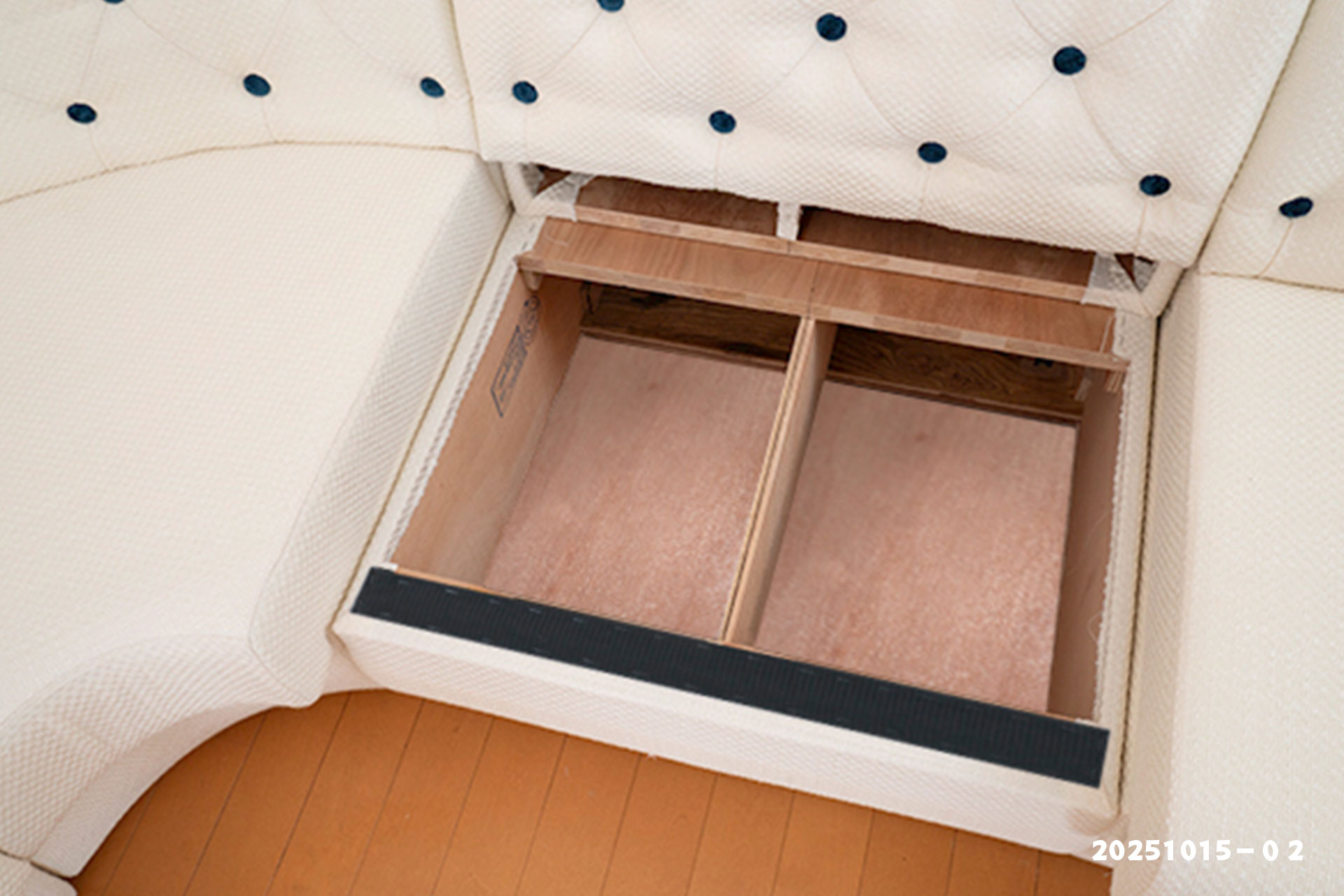 座の下に便利な収納スペース